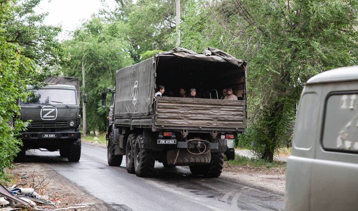 Ukraine-Konflikt, EindrÃ¼cke aus Sjewjerodonezk LUGANSK REGION, UKRAINE â€“ JUNE 15, 2022: Civilians prepare to evacuate from the embattled city of Severodonetsk. For the time being, constant shellfire from Ukrainian troops makes it difficult to evacuate people from the Azot chemical plant. With tension escalating in Donbass in February, the Russian Armed Forces launched a special military operation in Ukraine in response to appeals for help from the Donetsk and Lugansk People s Republics. Alexander Reka TASS  TS1355C5