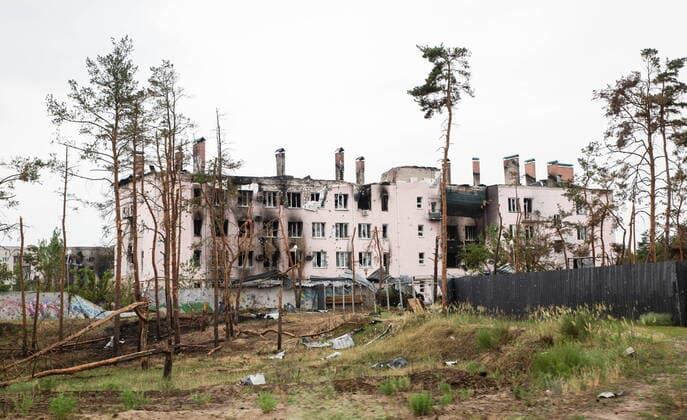 Ukraine-Konflikt, EindrÃ¼cke aus Sjewjerodonezk LUGANSK REGION, UKRAINE â€“ JUNE 15, 2022: A view of an apartment building damaged by shelling in the embattled city of Severodonetsk. For the time being, constant shellfire from Ukrainian troops makes it difficult to evacuate people from the Azot chemical plant. With tension escalating in Donbass in February, the Russian Armed Forces launched a special military operation in Ukraine in response to appeals for help from the Donetsk and Lugansk People s Republics. Alexander Reka TASS  TS135576