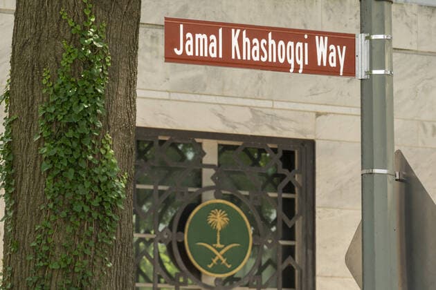 Bilder des Jahres 2022, News 06 Juni A view of the new street sign unveiled named after the late Washington Post journalist Jamal Khashoggi, Khashoggi Way, outside of the Embassy of Saudi Arabia in Washington, DC on Wednesday, June 15, 2022. Biden is scheduled to meet with Saudi s Crown Prince Mohammed bin Salman at a summit of Middle East leaders where topics are expected to range from skyrocketing gas prices and inflation in the United States, to Russia s invasion of Ukraine, the war in Yemen and a growing nuclear threat from Iran.  WAS22020615549 KenxCedeno