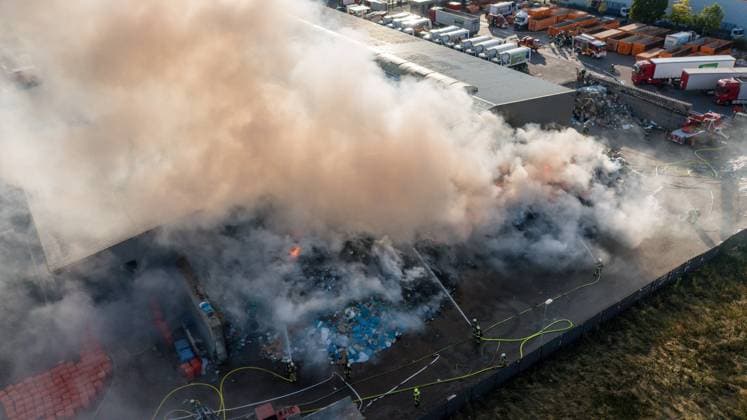 News Bilder des Tages Großalarm bei der Feuerwehr: Müllhaufen fängt in Vechta Feuer 15.06.2022, Kopernikusstraße, Vechta, Großalarm bei der Feuerwehr: Müllhaufen fängt in Vechta Feuer, im Bild Alarm in der Kreisstadt Vechta: Am Mittwochabend ist auf dem Gelände einer Müllentsorgungsfirma ein Feuer ausgebrochen. Wie die Polizei und Feuerwehr berichten, brennt in der Kopernikusstraße in Vechta ein großer Haufen Kunststoffmüll. Die Feuerwehr ist mit mehreren Wehren aus Vechta und der Umgebung vor Ort. Der Alarm ging gegen 19.15 Uhr bei der Feuerwehr ein. *** Major alarm at the fire department garbage pile catches fire in Vechta 15 06 2022, Kopernikusstraße, Vechta, major alarm at the fire department garbage pile catches fire in Vechta, in the nordphoto GmbHxKokenge nph00001