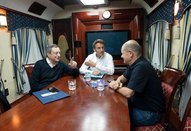 Bilder des Jahres 2022, News 06 Juni News Bilder des Tages Ukraine-Konflikt, Olaf Scholz, Mario Draghi und Emmanuel Macron reisen nach Kiew June 16, 2022, Parigi: Il premier Mario Draghi, il presidente francese Emmanuel Macron e il cancelliere tedesco Olaf Scholz sono comparsi in alcuni scatti fotografici che li ritraggono insieme nel vagone di un treno. Si tratta del convoglio che li sta portando a Kiev, dove i tre leader Ue hanno in programma oggi di incontrare il presidente ucraino Volodymyr Zelensky. ANSA FILIPPO ATTILI UFFICIO STAMPA PALAZZO CHIGI Parigi - ZUMAa110 20220616_zaf_a110_001 Copyright: xFilippoxAttilix