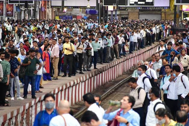 IMAGO Nature: Unsere Erde, Umweltprobleme, Überbevölkerung MUMBAI, INDIA - JUNE 13: Massive crowd of commuters waiting on the platform for a suburban local train, at CSMT Station on June 13, 2022 in Mumbai, India. (Photo by Bhushan Koyande Hindustan Times ) Daily Life Amid Coronavirus Pandemic In India
