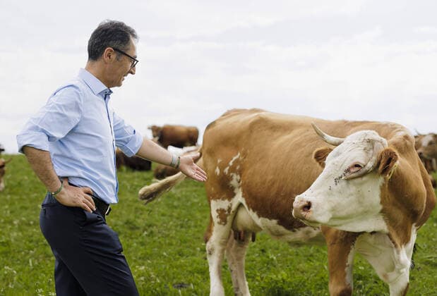 Bilder des Jahres 2022, News 06 Juni News Bilder des Tages Cem Oezdemir (Buendnis 90 Die Gruenen), Bundesminister fuer Landwirtschaft und Ernaehrung, besucht einen demeter Bauernhof in Holzkirchen, 16.06.2022. Holzkirchen Deutschland *** Cem Oezdemir Buendnis 90 Die Gruenen , Federal Minister for Agriculture and Food, visits a demeter farm in Holzkirchen, 16 06 2022 Holzkirchen Germany Copyright: xUtexGrabowsky photothek.dex