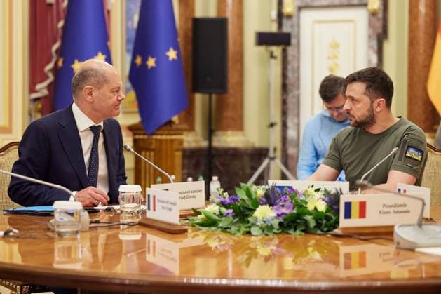 Ukraine-Krieg, Jahrestag der Invasion, Persönlichkeiten besuchen die Ukraine, Archivbilder Bilder des Jahres 2022, News 06 Juni News Bilder des Tages Ukraine-Konflikt, Scholz, Macron und Draghi treffen Selenskyj in Kiew German Chancellor Olaf Scholz (L) meets with Ukrainian President Volodymyr Zelenskyy in Kyiv, Ukraine on Thursday, June 16, 2022. Photo via Ukrainian Presidential Press Office  WAX2022061615 UKRAINIANxPRESIDENTIALxPRESSxOFF