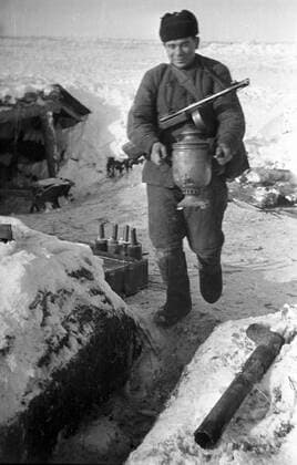 WWII SOLDIER DUGOUT SAMOVAR 1216 01.12.1942 A Soviet soldier carrying a samovar to the dugout. Dmitrij Sputnik Russia  Copyright: xDmitrijx