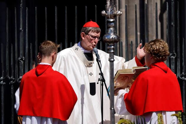 Erzbischof Rainer Maria Kardinal Woelki beim Pontifikalamt zu Fronleichnam 2022 auf dem Roncalliplatz mit anschließender Prozession durch die Kölner Innenstadt. Köln, 16.06.2022 NRW Deutschland *** Archbishop Rainer Maria Cardinal Woelki at the Pontifical Mass for Corpus Christi 2022 on Roncalliplatz followed by a procession through Colognes city center Cologne, 16 06 2022 NRW Germany Copyright: xChristophxHardtx