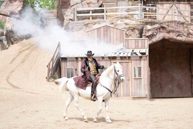 Entertainment Themen der Woche KW24 Entertainment Bilder des Tages Der Ölprinz Karl-May-Spiele in Bad Segeberg Pressevorführung zu Beginn der diesjährigen Saison erste Saison seit Ausbruch der Corona-Pandemie - Sascha Hehn in der Rolle des Ölprinzen Grinley;Der Ölprinz Karl-May-Spiele in Bad Segeberg Pressevorführung zu Beginn der diesjährigen Saison erste Saison seit Ausbruch der Corona-Pandemie - Sascha Hehn in der Rolle des Ölprinzen Grinley, Bad Segeberg Schleswig-Holstein Deutschland Freilichtbühne *** The Oil Prince Karl May plays in Bad Segeberg press screening at the beginning of this years season first season since the outbreak of the Corona Pandemic Sascha Hehn in the role of Oil Prince Grinley The Oil Prince Karl May plays in Bad Segeberg press screening at the b