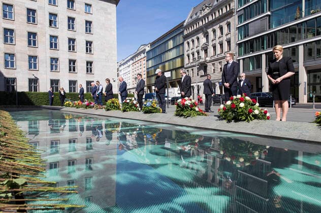 Bilder des Jahres 2022, News 06 Juni News Bilder des Tages Stilles Gedenken mit Kranzniederlegung u.a. durch die Regierende Bürgermeisterin von Berlin, Franziska Giffey, zum 69. Jahrestag des Volksaufstandes vom 17. Juni 1953 am Bodendenkmal auf dem Platz des Volksaufstandes von 1953. Berlin, 17.06.2022 *** Silent commemoration with wreath-laying by, among others, the Governing Mayor of Berlin, Franziska Giffey, on the 69th anniversary of the popular uprising of 17 June 1953 at the ground monument on the square of the popular uprising of 1953 Berlin, 17 06 2022 Foto:xB.xKriemannx xFuturexImage