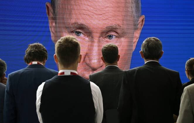 Bilder des Jahres 2022, News 06 Juni News Bilder des Tages Russia SPIEF Putin Broadcast 8218440 17.06.2022 Participants gather near a screen showing Russian President Vladimir Putin delivering a speech during a plenary session of the 25th St. Petersburg International Economic Forum (SPIEF) in Saint Petersburg, Russia. Grigory Sysoev Sputnik St. Petersburg Russia  Copyright: xGrigoryxSysoevx