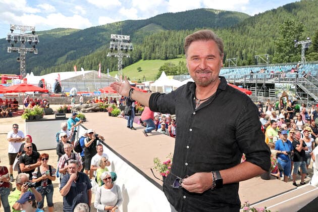 ORF Wenn die Musi spielt . Sänger Nik P. am Rande des Künstlertreffs zum Musik Open Air Wenn die Musi spielt am 17.06.2022 auf dem Festgelände in Bad Kleinkirchheim. 20220617BOS0035