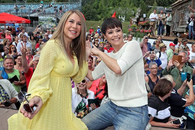 ORF Wenn die Musi spielt . Sängerin Simone Stelzer und Francine Jordi am Rande des Künstlertreffs zum Musik Open Air Wenn die Musi spielt am 17.06.2022 auf dem Festgelände in Bad Kleinkirchheim. 20220617BOS0036