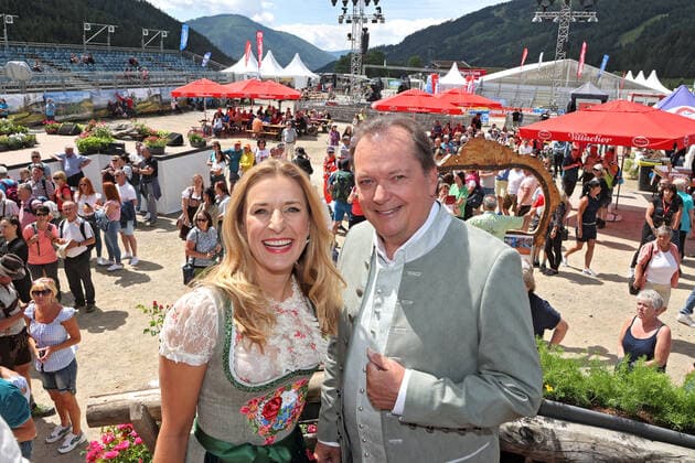 Entertainment Bilder des Tages ORF Wenn die Musi spielt . Moderator Arnulf Prasch und Sängerin Stefanie Hertel am Rande des Künstlertreffs zum Musik Open Air Wenn die Musi spielt am 17.06.2022 auf dem Festgelände in Bad Kleinkirchheim. 20220617BOS0043