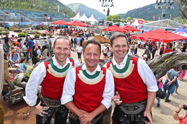 ORF Wenn die Musi spielt . Die Jungen Zillertaler am Rande des Künstlertreffs zum Musik Open Air Wenn die Musi spielt am 17.06.2022 auf dem Festgelände in Bad Kleinkirchheim. 20220617BOS0047