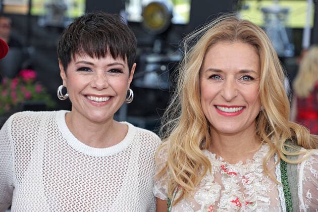 ORF Wenn die Musi spielt . Sängerin Francine Jordi und Sängerin Stefanie Hertel am Rande des Künstlertreffs zum Musik Open Air Wenn die Musi spielt am 17.06.2022 auf dem Festgelände in Bad Kleinkirchheim. 20220617BOS0034