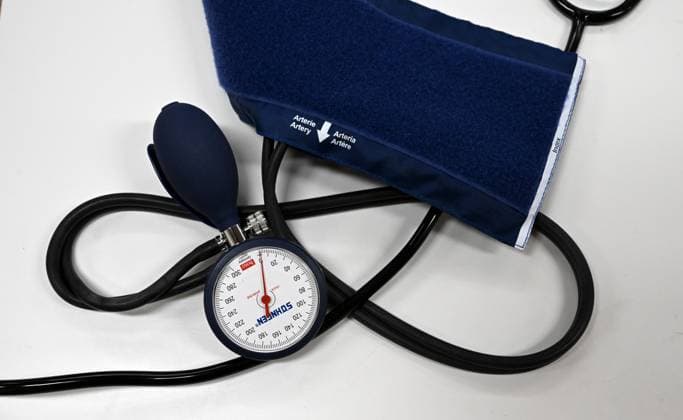 Blutdruckmessgeraet, aufgenommen in Muenchen, Bayern, am 24. Mai 2022. *** Blood pressure monitor, taken in Munich, Bavaria, on 24 May 2022