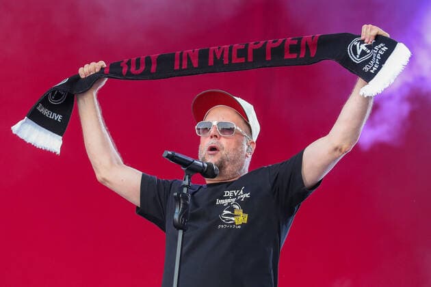 DIE FANTASTISCHEN VIER - 30 Jahre Live am 17.06.2022 in der Hänsch-Arena in Meppen Die Fantastischen Vier bei Ihrem Konzert in Meppen, hier hält Smudo einen Troy in Meppen Schal hoch Foto: osnapix DIE FANTASTISCHEN VIER - 30 Jahre Live