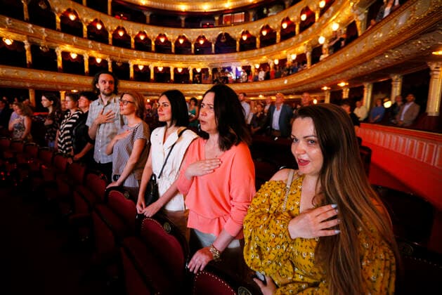 The Odesa Opera Theatre Opened Its Doors To Visitors, For The First Time Since The Russian Invasion In Ukraine Ukrainians sing the national anthem during the first concert, since begining of the Russian invasion in Ukraine, at the Odesa National Academic Opera and Ballet Theatre in Odesa, Ukraine 17 June 2022. The Odesa National Academic Opera and Ballet Theatre opened its doors to visitors again, for the first time since the Russian invasion in Ukraine, and resumes showing their performances and concerts. The first concerts Opera Gala , Ballet Gala and the opera A Zaporozhian Beyond the Danube are dedicated to Ukrainian Army. The shedule of the first concert included arias, duets and choral numbers from well-known opera performances b  Copyright: xSTRx originalFilename: sindeyev-notitle220617_npUdB.jpg