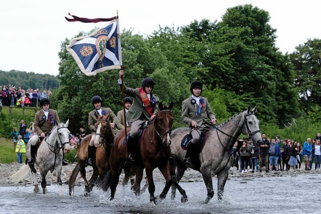 Bilder des Jahres 2022, News 06 Juni News Bilder des Tages Selkirk Common Riding _ Safe Out - Morning Ceremonials Selkirk, UK. 17.Jun.2022. Selkirk Common Riding 2022. Friday. Adam Nichol, Selkirk Royal Burgh Standard Bearer, 2022, flanked by his Attendants, Thomas Bell, Conall Fairbairn, Fraser Easson, Thomas Stanners, ford the River Ettrick on the first crossing, heading Safe Out, followed by a horse cavalcade of over 260 riders. Selkirk commemorates and celebrates its history at the annual Common Riding, held on the second Friday after the first Monday in June, when the town™s boundaries or ˜marches™ are ridden. Usually in the region of 300-400, Selkirk boasts one of the largest cavalcade of horses and riders in Europe. Selkirk Scottish Borders United Kingdom  Copyright: xRobxGrayx originalFilename: gray-selkirkc220617_npuiy.jpg