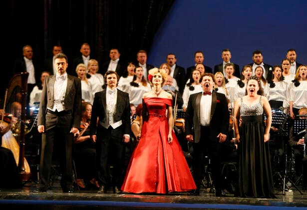 Bilder des Jahres 2022, Entertainment 06 Juni Entertainment Themen der Woche KW24 Entertainment Bilder des Tages The Odesa Opera Theatre Opened Its Doors To Visitors, For The First Time Since The Russian Invasion In Ukraine Ukrainians artists perform during the first concert, since the beginning of the Russian invasion in Ukraine, at the Odesa National Academic Opera and Ballet Theatre in Odesa, Ukraine 17 June 2022. The Odesa National Academic Opera and Ballet Theatre opened its doors to visitors again, for the first time since the Russian invasion in Ukraine, and resumes showing their performances and concerts. The first concerts Opera Gala , Ballet Gala and the opera A Zaporozhian Beyond the Danube are dedicated to Ukrainian Army. Odesa Ukraine  Copyright: xSTRx originalFilename: sindeyev-notitle220617_npAhP.jpg