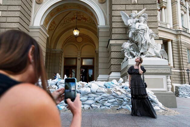 Bilder des Jahres 2022, News 06 Juni Entertainment Themen der Woche KW24 Entertainment Bilder des Tages The Odesa Opera Theatre Opened Its Doors To Visitors, For The First Time Since The Russian Invasion In Ukraine A woman poses for a photo next to the Odesa National Academic Opera and Ballet Theatre in Odesa, Ukraine 17 June 2022. The Odesa National Academic Opera and Ballet Theatre opened its doors to visitors again, for the first time since the Russian invasion in Ukraine, and resumes showing their performances and concerts. The first concerts Opera Gala , Ballet Gala and the opera A Zaporozhian Beyond the Danube are dedicated to Ukrainian Army. Odesa Ukraine  Copyright: xSTRx originalFilename: sindeyev-notitle220617_npgF8.jpg