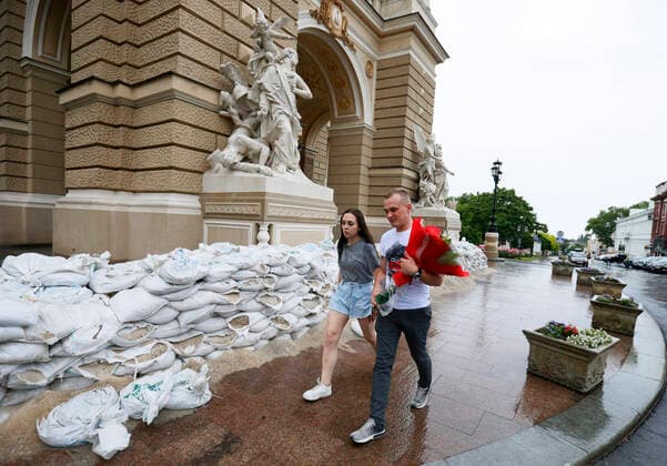 The Odesa Opera Theatre Opened Its Doors To Visitors, For The First Time Since The Russian Invasion In Ukraine People walk past the Odesa National Academic Opera and Ballet Theatre in Odesa, Ukraine 17 June 2022. The Odesa National Academic Opera and Ballet Theatre opened its doors to visitors again, for the first time since the Russian invasion in Ukraine, and resumes showing their performances and concerts. The first concerts Opera Gala , Ballet Gala and the opera A Zaporozhian Beyond the Danube are dedicated to Ukrainian Army. Odesa Ukraine  Copyright: xSTRx originalFilename: sindeyev-notitle220617_npX2S.jpg