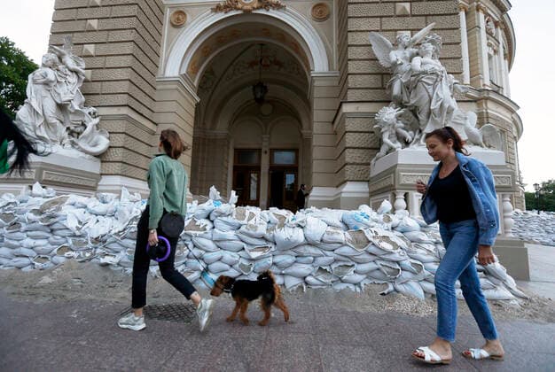 The Odesa Opera Theatre Opened Its Doors To Visitors, For The First Time Since The Russian Invasion In Ukraine People walk past the Odesa National Academic Opera and Ballet Theatre in Odesa, Ukraine 17 June 2022. The Odesa National Academic Opera and Ballet Theatre opened its doors to visitors again, for the first time since the Russian invasion in Ukraine, and resumes showing their performances and concerts. The first concerts Opera Gala , Ballet Gala and the opera A Zaporozhian Beyond the Danube are dedicated to Ukrainian Army. Odesa Ukraine  Copyright: xSTRx originalFilename: sindeyev-notitle220617_npzlD.jpg