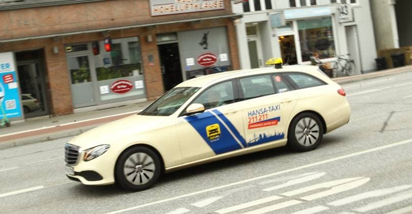 Ein Taxi der Hansa Funktaxi eG fährt die Hoheluftchaussee entlang. Hoheluft Hamburg *** A cab of Hansa Funktaxi eG drives along Hoheluftchaussee Hoheluft Hamburg