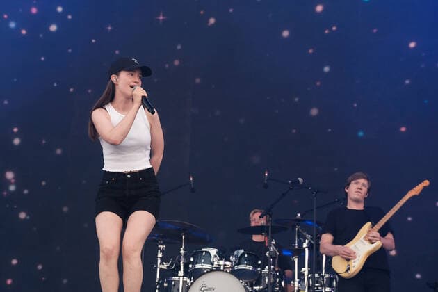 June 17, 2022, Newport, United Kingdom: Norwegian singer songwriter and Scandipop artist Sigrid Solbakk Raabe, Norwegian charts number one and number two in the UK album charts, performing live on stage at the Isle of Wight Festival. Newport United Kingdom - ZUMAs197 20220617_zaa_s197_203 Copyright: xDawnxFletcher-Parkx