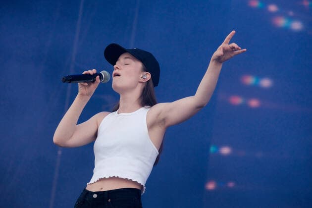 June 17, 2022, Newport, United Kingdom: Norwegian singer songwriter and Scandipop artist Sigrid Solbakk Raabe, Norwegian charts number one and number two in the UK album charts, performing live on stage at the Isle of Wight Festival. Newport United Kingdom - ZUMAs197 20220617_zaa_s197_204 Copyright: xDawnxFletcher-Parkx