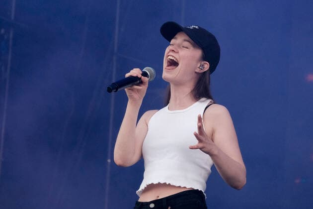 June 17, 2022, Newport, United Kingdom: Norwegian singer songwriter and Scandipop artist Sigrid Solbakk Raabe, Norwegian charts number one and number two in the UK album charts, performing live on stage at the Isle of Wight Festival. Newport United Kingdom - ZUMAs197 20220617_zaa_s197_206 Copyright: xDawnxFletcher-Parkx