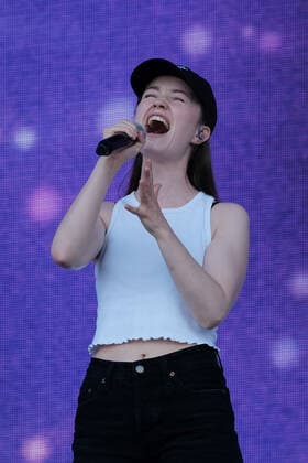 June 17, 2022, Newport, United Kingdom: Norwegian singer songwriter and Scandipop artist Sigrid Solbakk Raabe, Norwegian charts number one and number two in the UK album charts, performing live on stage at the Isle of Wight Festival. Newport United Kingdom - ZUMAs197 20220617_zaa_s197_207 Copyright: xDawnxFletcher-Parkx