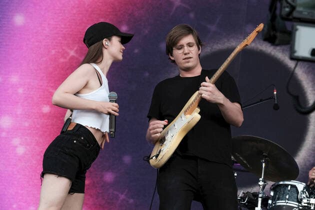 June 17, 2022, Newport, United Kingdom: Norwegian singer songwriter and Scandipop artist Sigrid Solbakk Raabe and guitarist Sondre Berg Abrahamsen perform live on stage at the Isle of Wight Festival Newport United Kingdom - ZUMAs197 20220617_zaa_s197_209 Copyright: xDawnxFletcher-Parkx