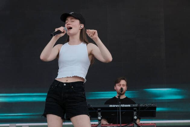 June 17, 2022, Newport, United Kingdom: Norwegian singer songwriter and Scandipop artist Sigrid Solbakk Raabe, Norwegian charts number one and number two in the UK album charts, performing live on stage at the Isle of Wight Festival. Newport United Kingdom - ZUMAs197 20220617_zaa_s197_219 Copyright: xDawnxFletcher-Parkx