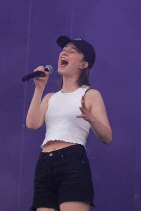 June 17, 2022, Newport, United Kingdom: Norwegian singer songwriter and Scandipop artist Sigrid Solbakk Raabe, Norwegian charts number one and number two in the UK album charts, performing live on stage at the Isle of Wight Festival. Newport United Kingdom - ZUMAs197 20220617_zaa_s197_222 Copyright: xDawnxFletcher-Parkx