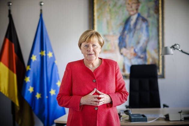 Bundeskanzlerin a.D. Angela Merkel posiert in ihrem Buero fuer ein Foto. Berlin, 15.06.2022 Berlin Deutschland