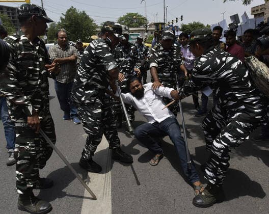 News Bilder des Tages NEW DELHI, INDIA - JUNE 17: Delhi Police detained Activists of AISA With CYSS and other organisations stage a protest against the newly announced Agnipath scheme, Rollback the Agnipath scheme of providing 4 years of job on contract basis, at ITO on June 17, 2022 in New Delhi, India. (Photo by Sonu Mehta Hindustan Times) Students Organizations Protests Against Agneepath Scheme At ITO In Delhi