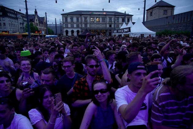 Kosmos Festival 2022 Chemnitz, Kosmos-Festival, 17.06.2022, Zuschauer beim Musik Act Lugatti & 9ine auf der Rap Bühne Chemnitz Stadtzenrum