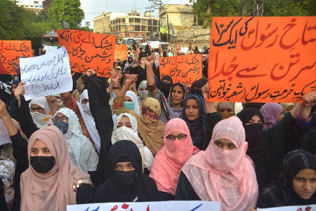 News Bilder des Tages Pakistani women activists of Tehreek-e-Hurmat-e-Rasool demonstrate to condemn derogatory references Pakistani women activists of Tehreek-e-Hurmat-e-Rasool demonstrate to condemn derogatory references to Islam and the Prophet Muhammad recently made by Nupur Sharma, a spokesperson of the governing Indian Hindu nationalist party in Lahore. Lahore Punjab Pakistan Copyright: RanaxSajidxHussain