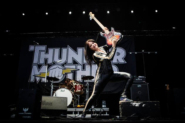 Entertainment Bilder des Tages Thundermother live at Copenhell 2022, Copenhagen, Denmark Copenhagen, Denmark. 17th, June 2022. The Swedish rock band Thundermother performs a live concert during the Danish heavy metal festival Copenhell 2022 in Copenhagen. Here bass player Mona Lindgren is seen live on stage. Copenhagen Denmark  Copyright: xGonzalesxPhoto ChristianxHjorthx