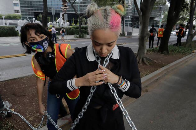 Activists Demand An End To Bullfighting In Mexico City Member of a group in favor of animals, demonstrates chained in front of the facilities of GNP Seguros (partner and sponsor of Plaza MÃ xico) on Avenida de los Insurgentes in Mexico City, to demand an end to bullfighting in Mexico . Mexico City Mexico City Mexico  Copyright: xGerardoxVieyrax originalFilename: vieyra-notitle220617_npRpr.jpg