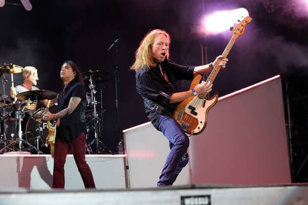 Foreigner - Rock the Ring 2022 Hinwil Jeff Pilson der britisch-amerikanischen Rockband Foreigner. Konzert beim Rock the Ring Festival in Hinwil am 17.06.2022. Kanton Zürich, Schweiz.