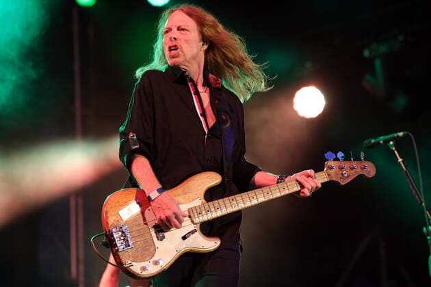 Foreigner - Rock the Ring 2022 Hinwil Jeff Pilson der britisch-amerikanischen Rockband Foreigner. Konzert beim Rock the Ring Festival in Hinwil am 17.06.2022. Kanton Zürich, Schweiz.