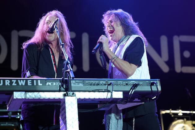 Foreigner - Rock the Ring 2022 Hinwil Kelly Hansen (re.), Sänger der britisch-amerikanischen Rockband Foreigner. Konzert beim Rock the Ring Festival in Hinwil am 17.06.2022. Kanton Zürich, Schweiz.