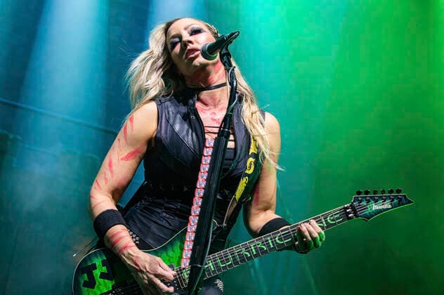 Nita Strauss live bei einem Konzert der Detroit Muscle: Live Tour in der Stadthalle. Zwickau, 17.06.2022