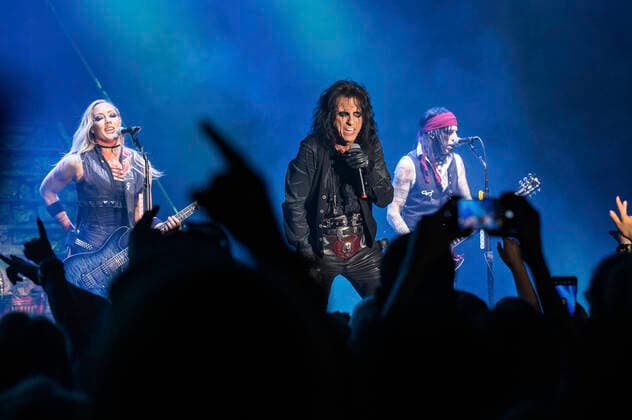 Nita Strauss, Alice Cooper und Tommy Hendriksen live bei einem Konzert der Detroit Muscle: Live Tour in der Stadthalle. Zwickau, 17.06.2022