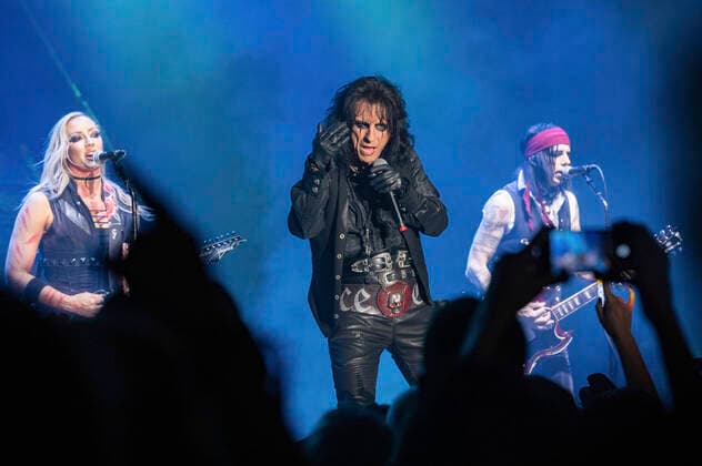 Nita Strauss, Alice Cooper und Tommy Hendriksen live bei einem Konzert der Detroit Muscle: Live Tour in der Stadthalle. Zwickau, 17.06.2022