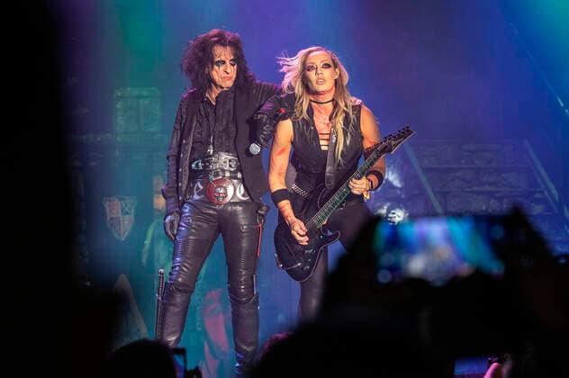 Alice Cooper und Nita Strauss live bei einem Konzert der Detroit Muscle: Live Tour in der Stadthalle. Zwickau, 17.06.2022