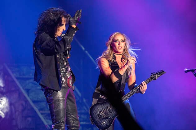 Alice Cooper und Nita Strauss live bei einem Konzert der Detroit Muscle: Live Tour in der Stadthalle. Zwickau, 17.06.2022