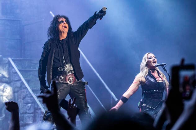 Alice Cooper und Nita Strauss live bei einem Konzert der Detroit Muscle: Live Tour in der Stadthalle. Zwickau, 17.06.2022