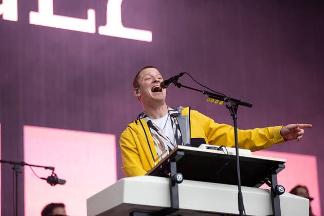 Jungle live at Piknik i Parken, Oslo, Norway Oslo, Norway. 17th, June 2022. The British band and music collective Jungle performs a live concert during the Norwegian music festival Piknik i Parken 2022 in Oslo. Here singer and musician Tom McFarland is seen live on stage. Oslo Norway  Copyright: xGonzalesxPhoto Per-OttoxOppix